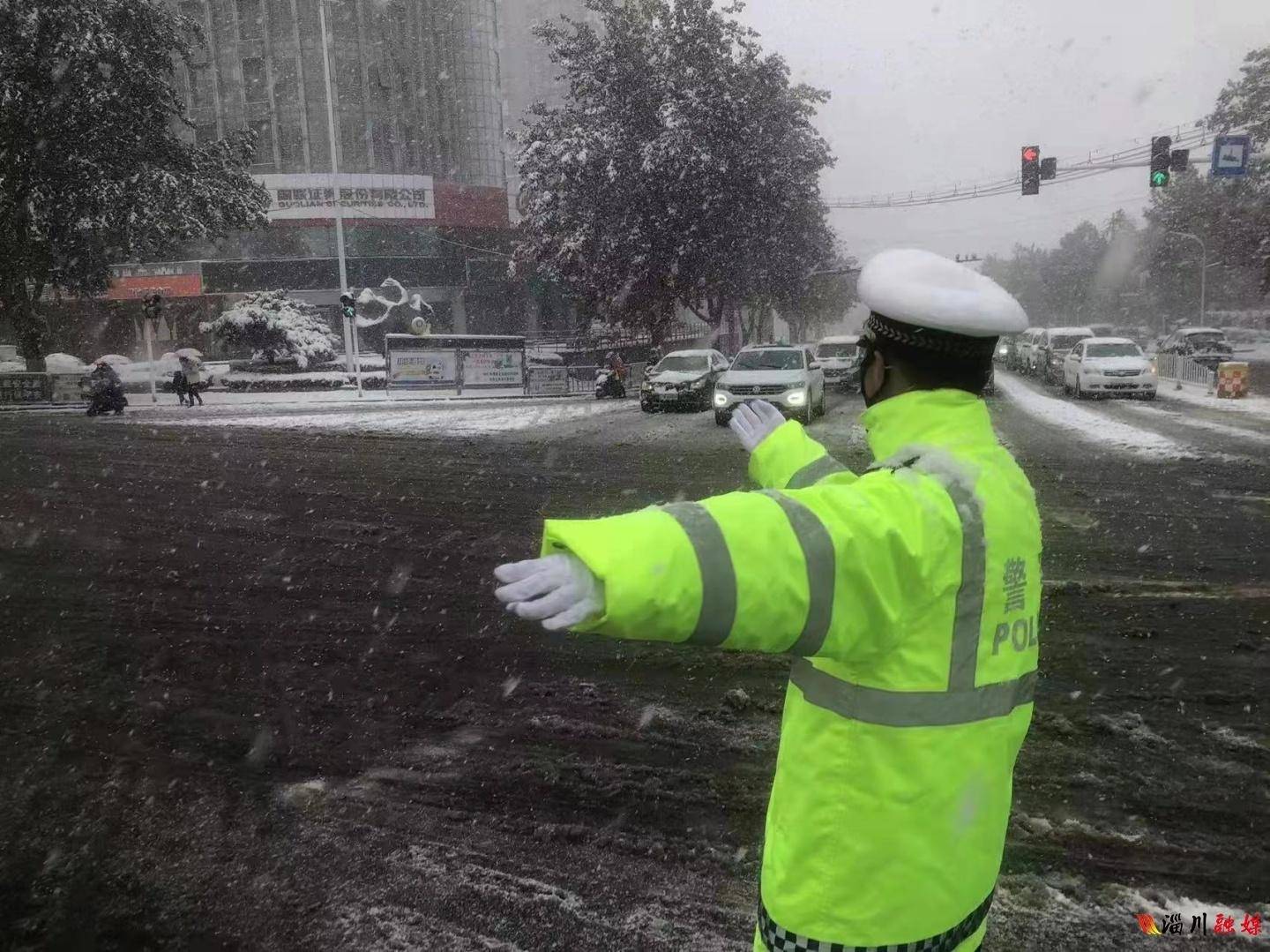 致敬淄川交警 环卫工人：风雪中　您辛苦啦！