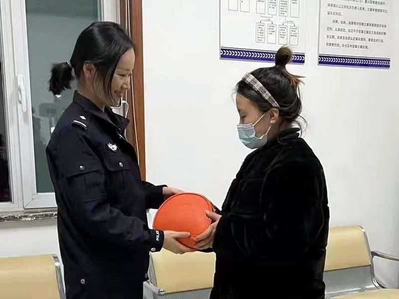 女子丢包自不知 民警辗转寻失主