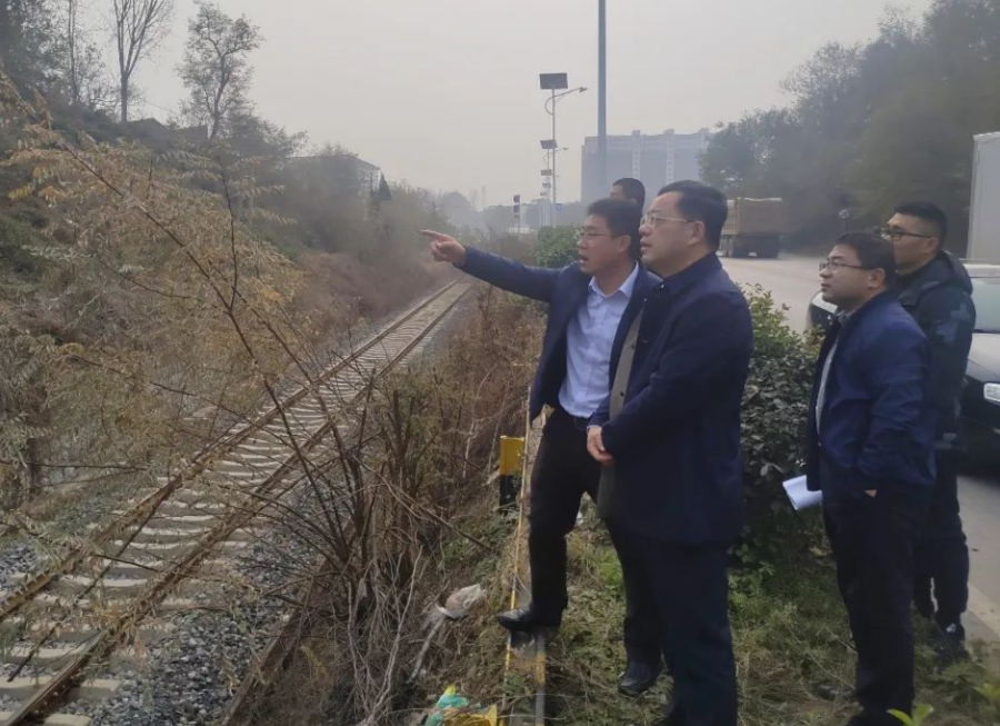 博山区长路德芝现场督导路域环境整治和铁路沿线环境整治工作