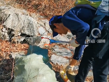 厚道齐地 美德淄博丨驴友大哥沿山路清理遗弃垃圾 不留姓名只留风景