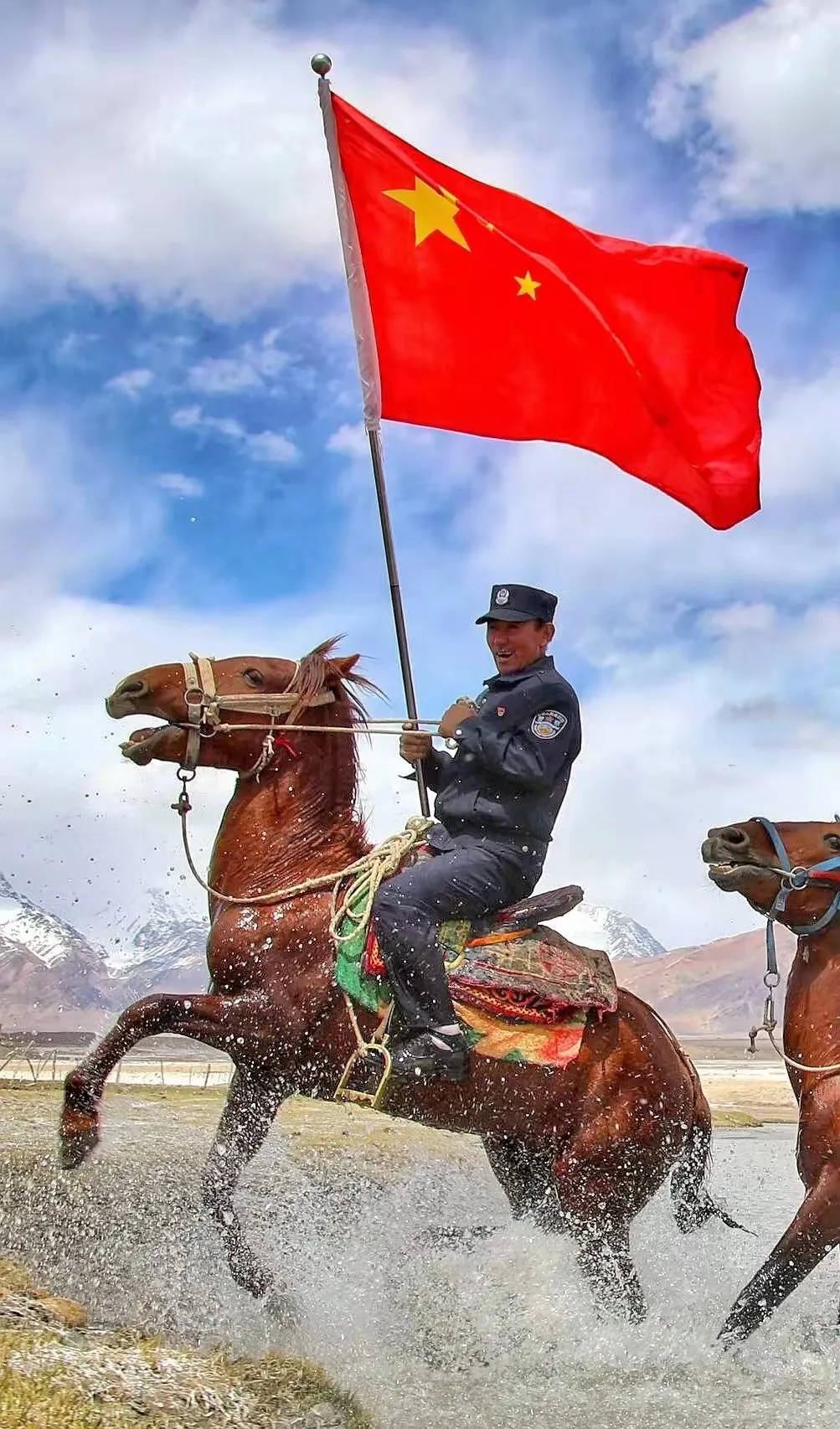 没想到！亮出党员徽章感动全网的牧民，还有这样的经历