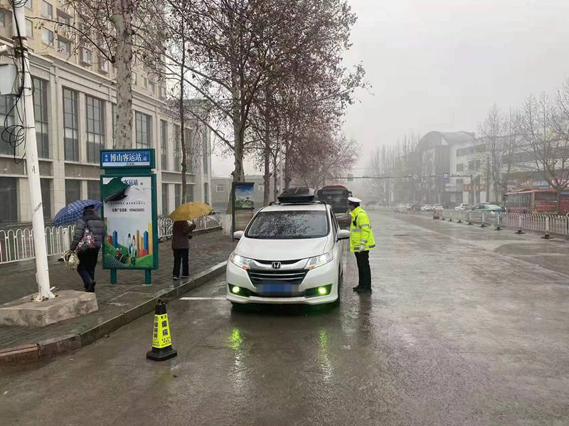 风雪中，我们用坚守致敬中国人民警察节！