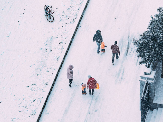 我市交通部门迅速行动   清雪保畅通