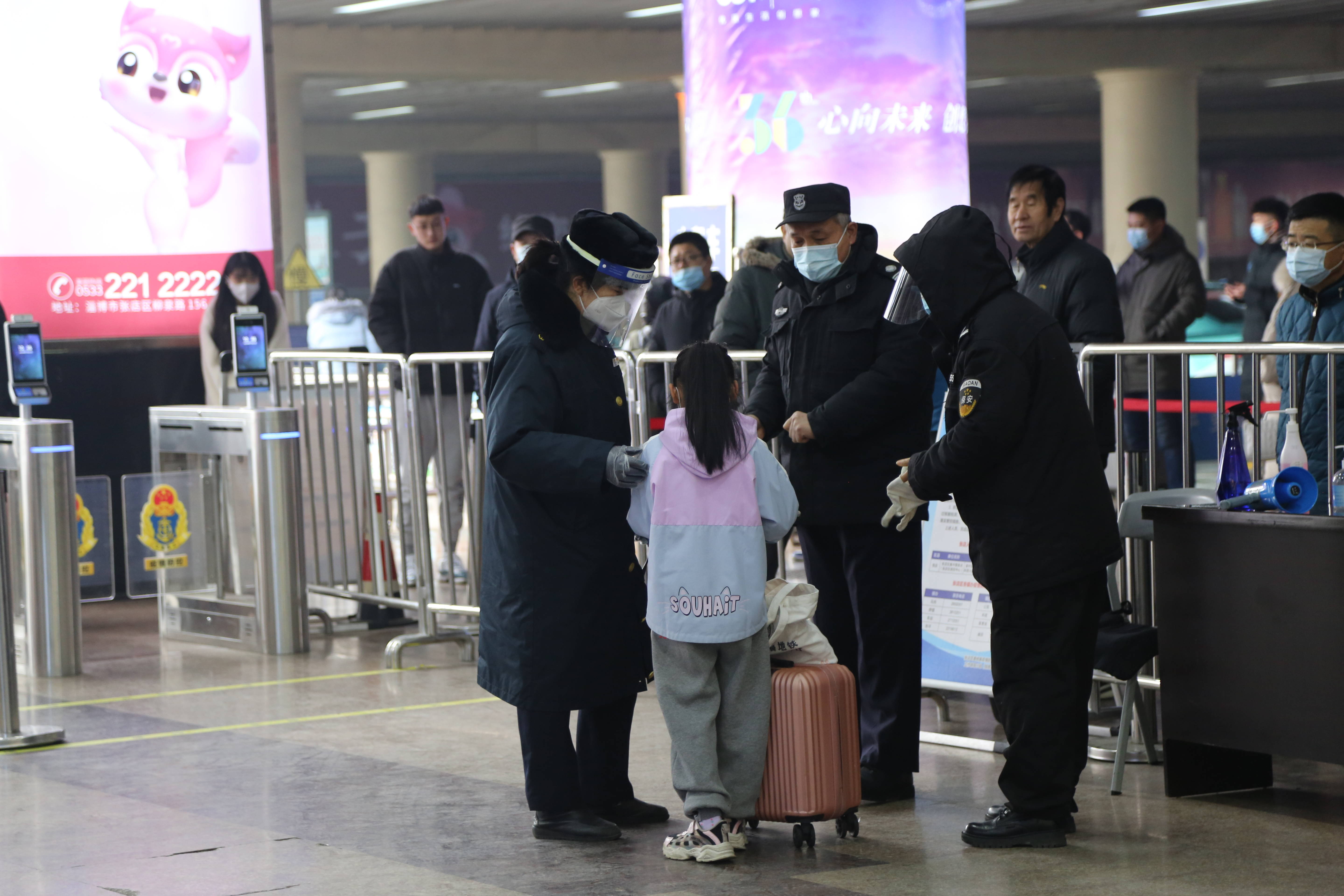 厚道齐地 美德淄博丨风雪中7岁女孩独自乘车 淄博站工作人员帮助安全出站