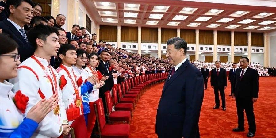 习近平：推动全民健身和全民健康深度融合