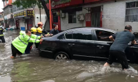走在前 开新局 | 淄博：暴雨致多辆汽车被困 消防紧急营救