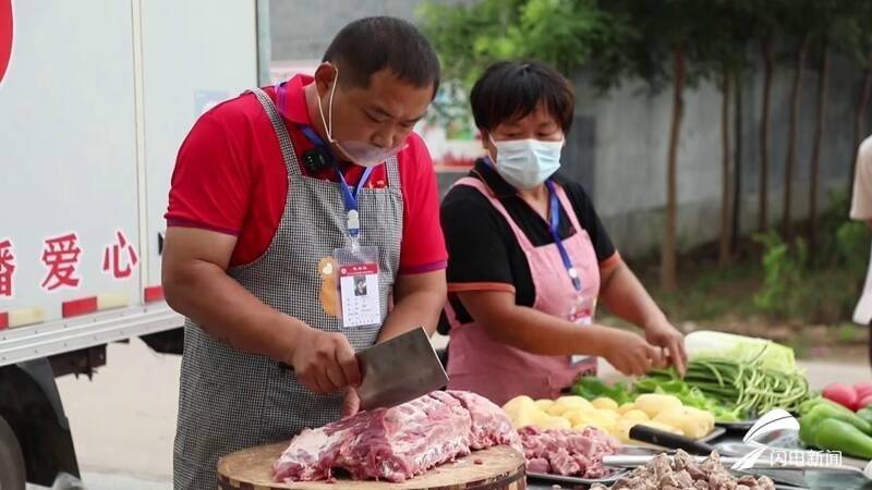 【好人山东】山东四兄弟”走街串巷 为留守老人免费做午餐