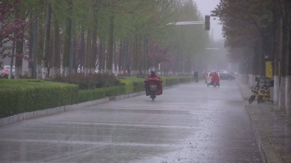 “梅花”携风带雨     市民做好防范