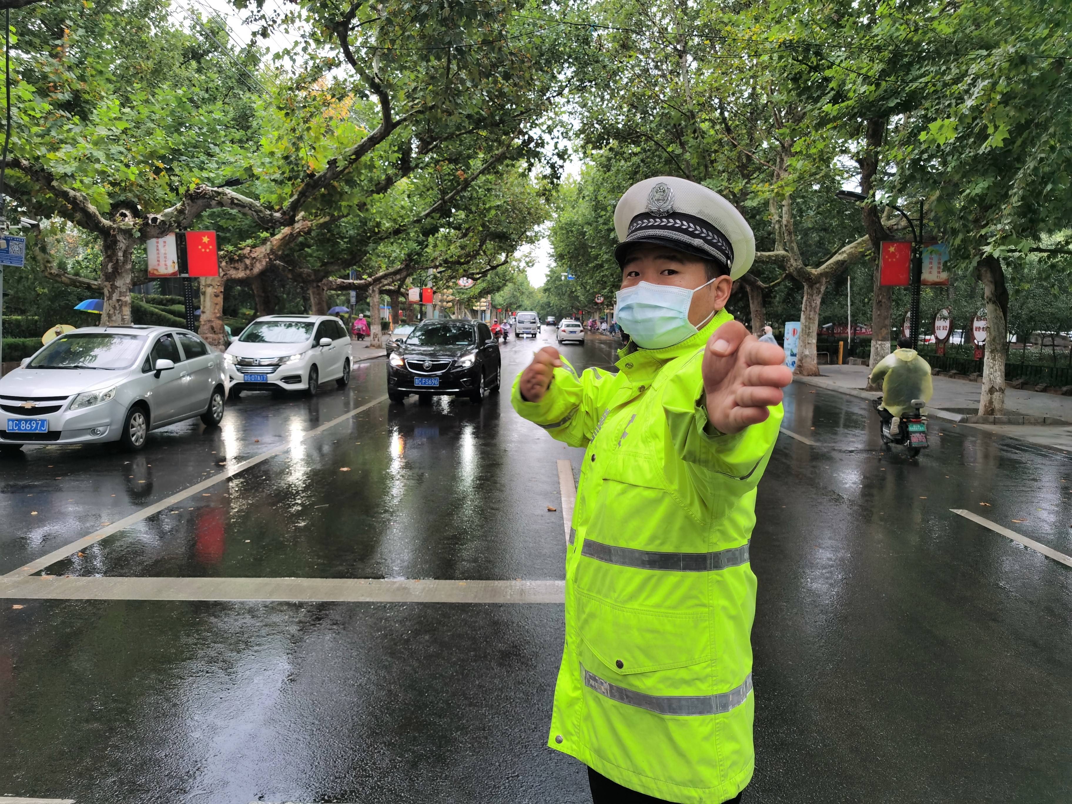 沂源交警：雨中助学岗  护学保畅通