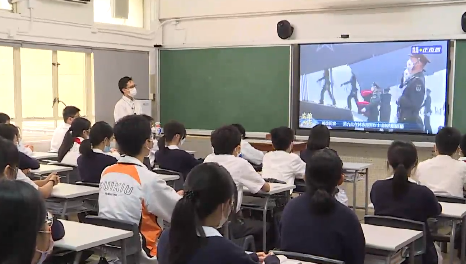 一场生动的爱国主义教育——香港培侨中学组织学生观看在韩志愿军烈士遗骸迎回仪式