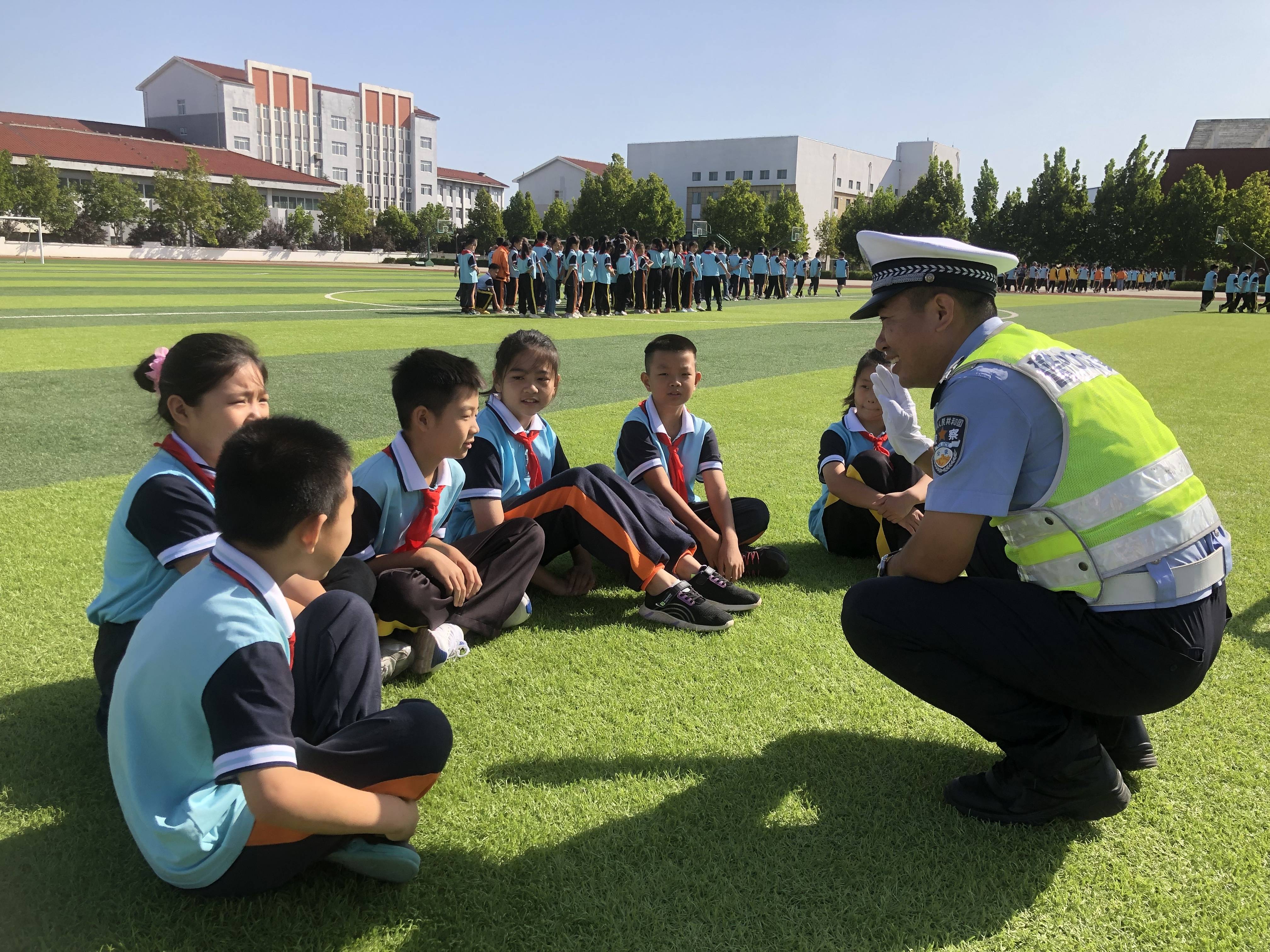 “知危险 会避险”
——高新区交警：国旗下讲话 交通安全进校园