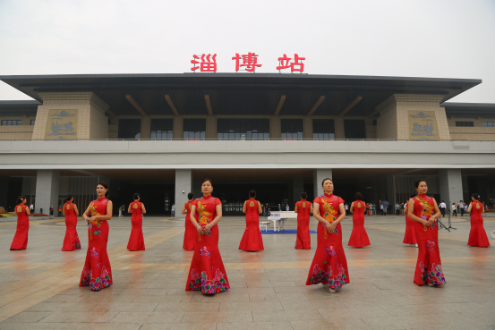 国庆节丨候车室上演“快闪秀”庆祝祖国生日