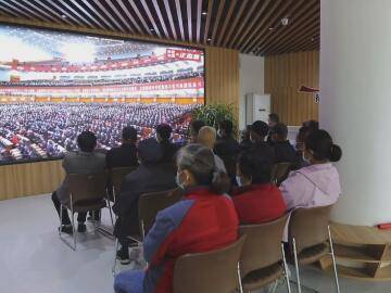 高青县黄河滩区迁建社区居民集体收看党的二十大开幕会