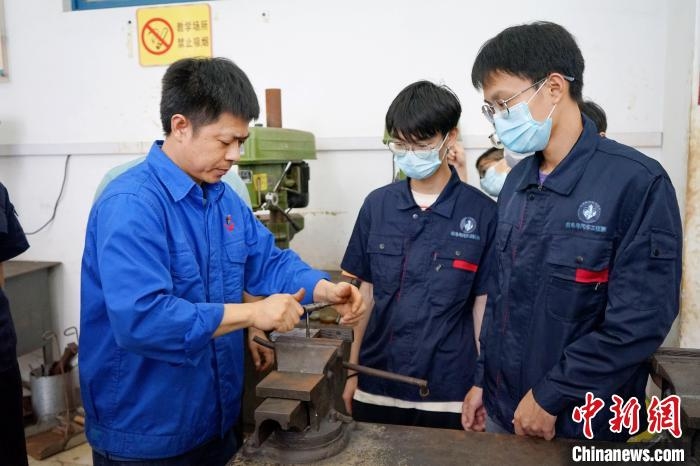 图为郑志明在给柳州城市职业学院的学生上课。　柳州城市职业学院供图