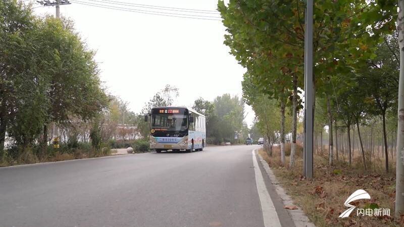 好人山东︱老人公交车上突发癫痫 幸亏驾驶员及时施救