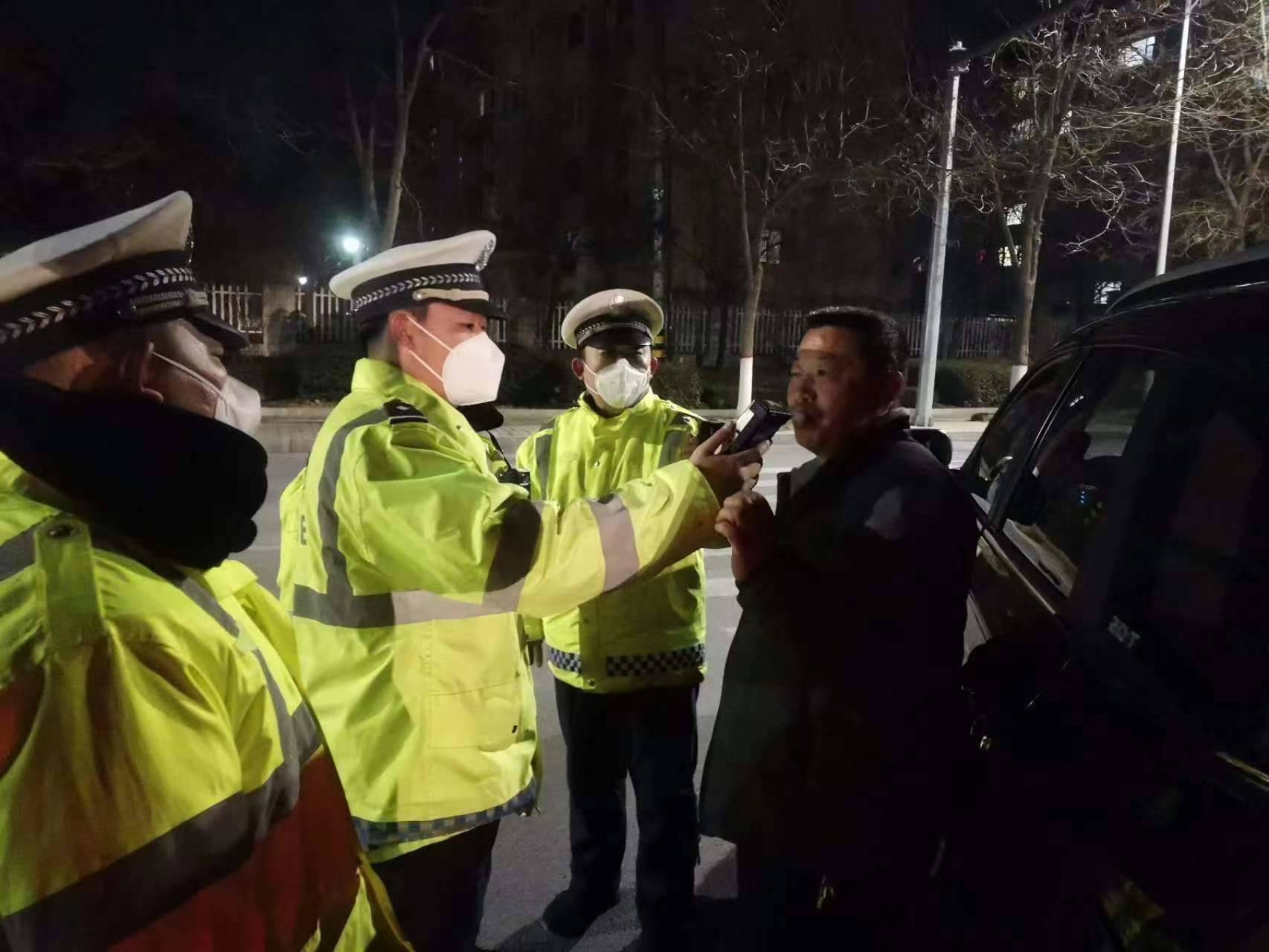 平安春运 交警同行——
淄博公安交警护航春运道路保市民安全畅通出行