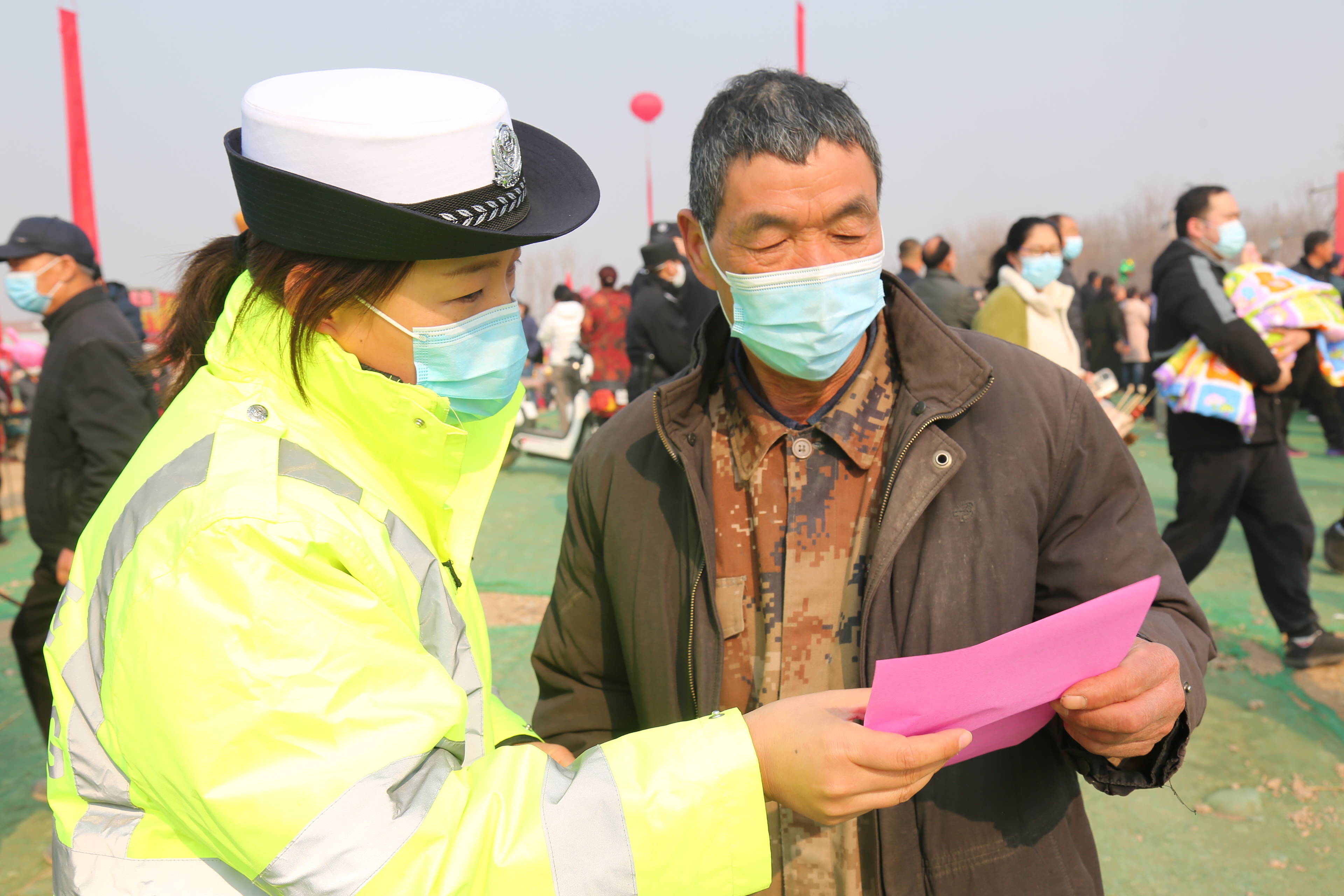 临淄踩桥会 交警送安全