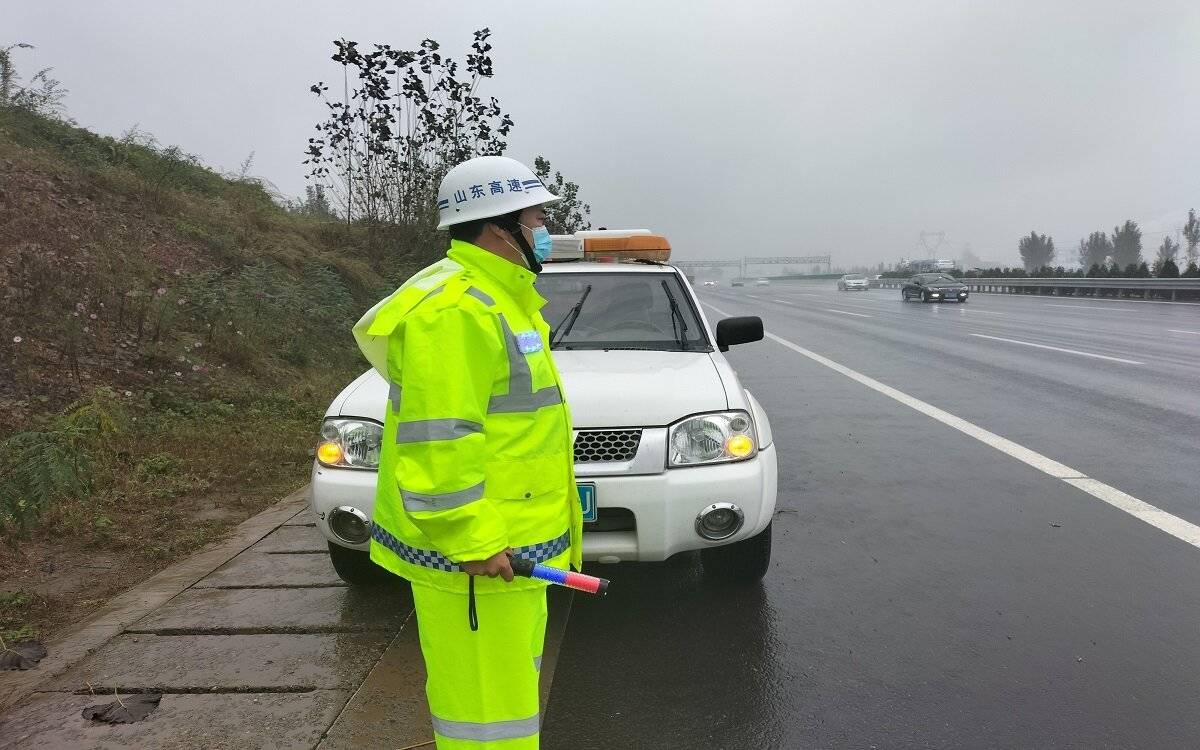 美德信用 有爱淄博 |  山东好人信浩：生命定格道路清障救援处置现场