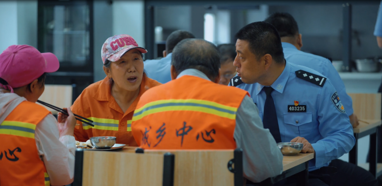 雷锋派出所为环卫工人提供休息场所和免费早餐。    抚顺市望花区委宣传部供图