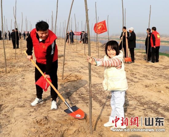 菏泽市成武县志愿者参加义务植树活动。张天峰 摄