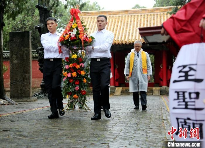 海内外孔子后裔及各界嘉宾相继祭拜至圣先师孔子，敬献花篮。　沙见龙 摄