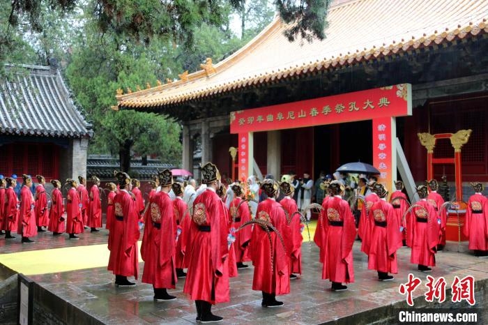 在尼山孔庙大成殿月台上，海内外孔子后裔及各界嘉宾相继祭拜至圣先师孔子，敬献花篮。　沙见龙 摄