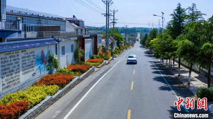 资料图：图为临沂市兰山区半程镇美丽的户户通道路。(无人机照片) 孙磊 摄