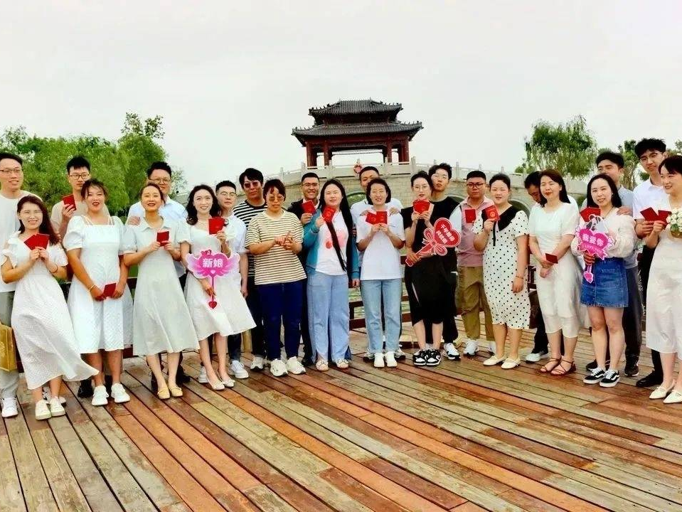 真挚永恒 爱在齐鲁——东岳集团14对新人在马踏湖湿地公园水上婚船领证