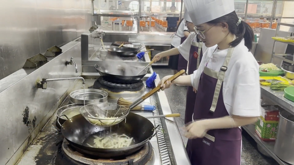 校园美食文化节 学生厨艺大比拼