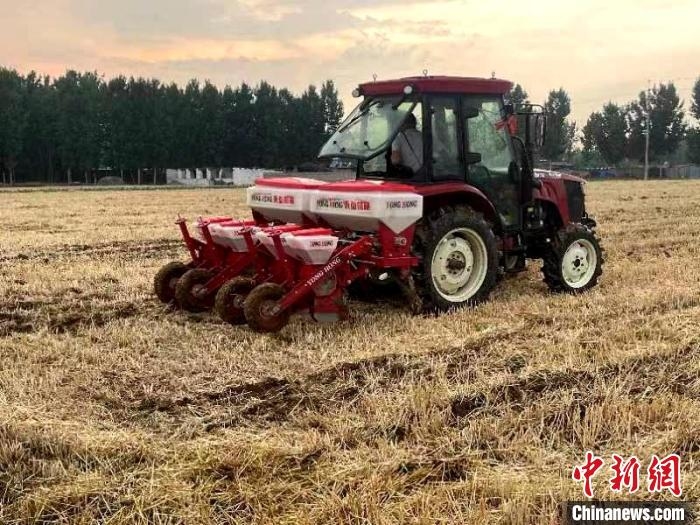 各式各样的农机装备在田野中“大展身手”。　沂南县委宣传部供图
