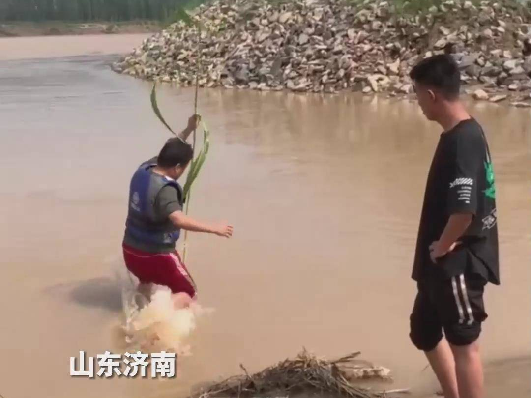 义务阻泳人王和新在黄河岸边劝阻游客下水