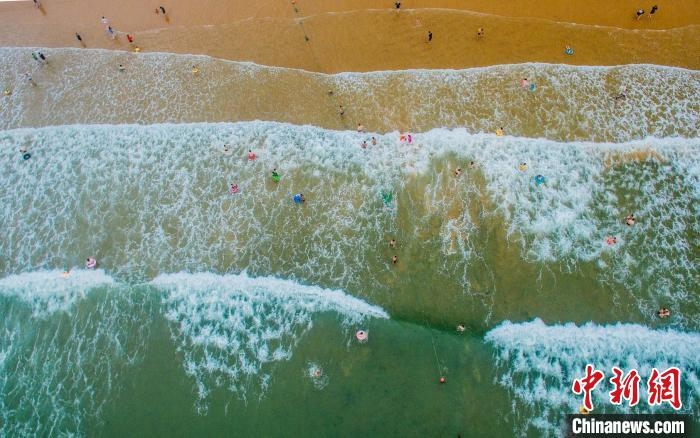 资料图：游客在青岛海水浴场游玩。　钱程 摄