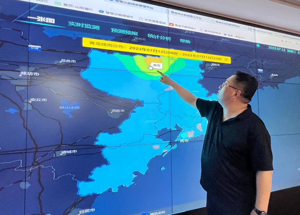 青岛市水务管理局值班人员从智慧水务一张图中，了解降水实时分布。（□记者 陈巨慧 报道）