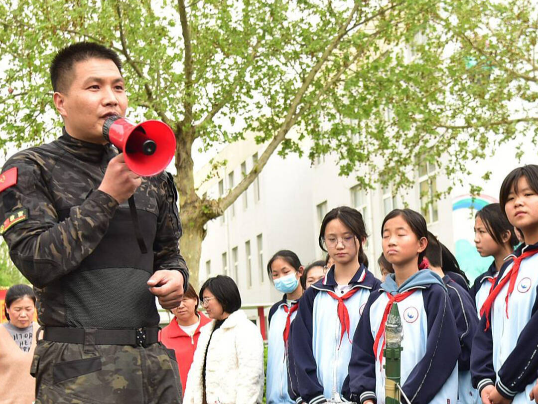 闪电海报丨八一建军节，致敬乘风破浪的人民子弟兵