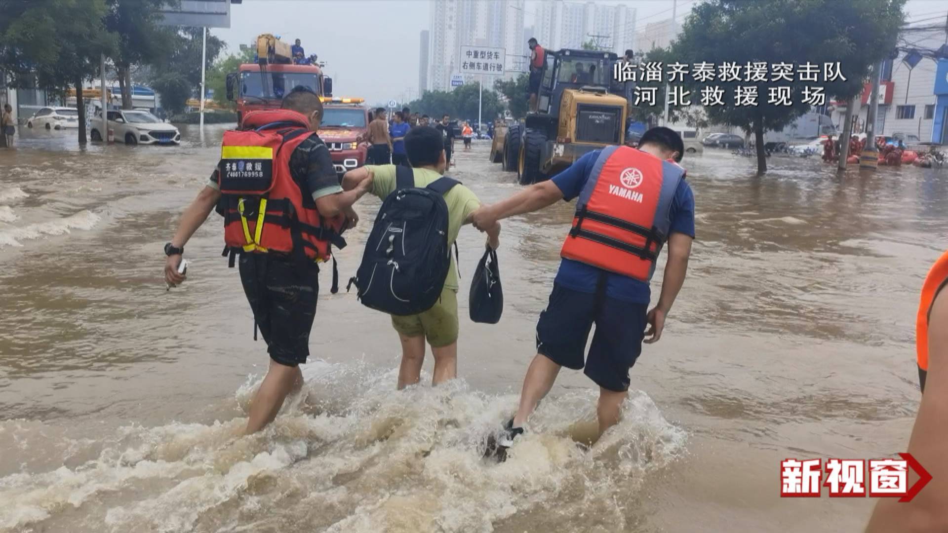 【战洪灾 援京冀】民间救援力量  投入抢险现场