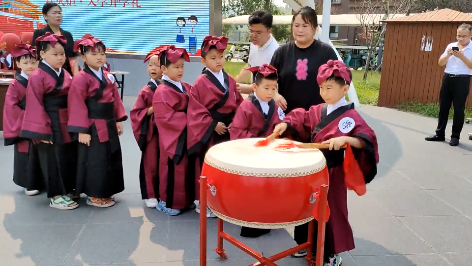 红火炬升学礼 让孩子记住家乡