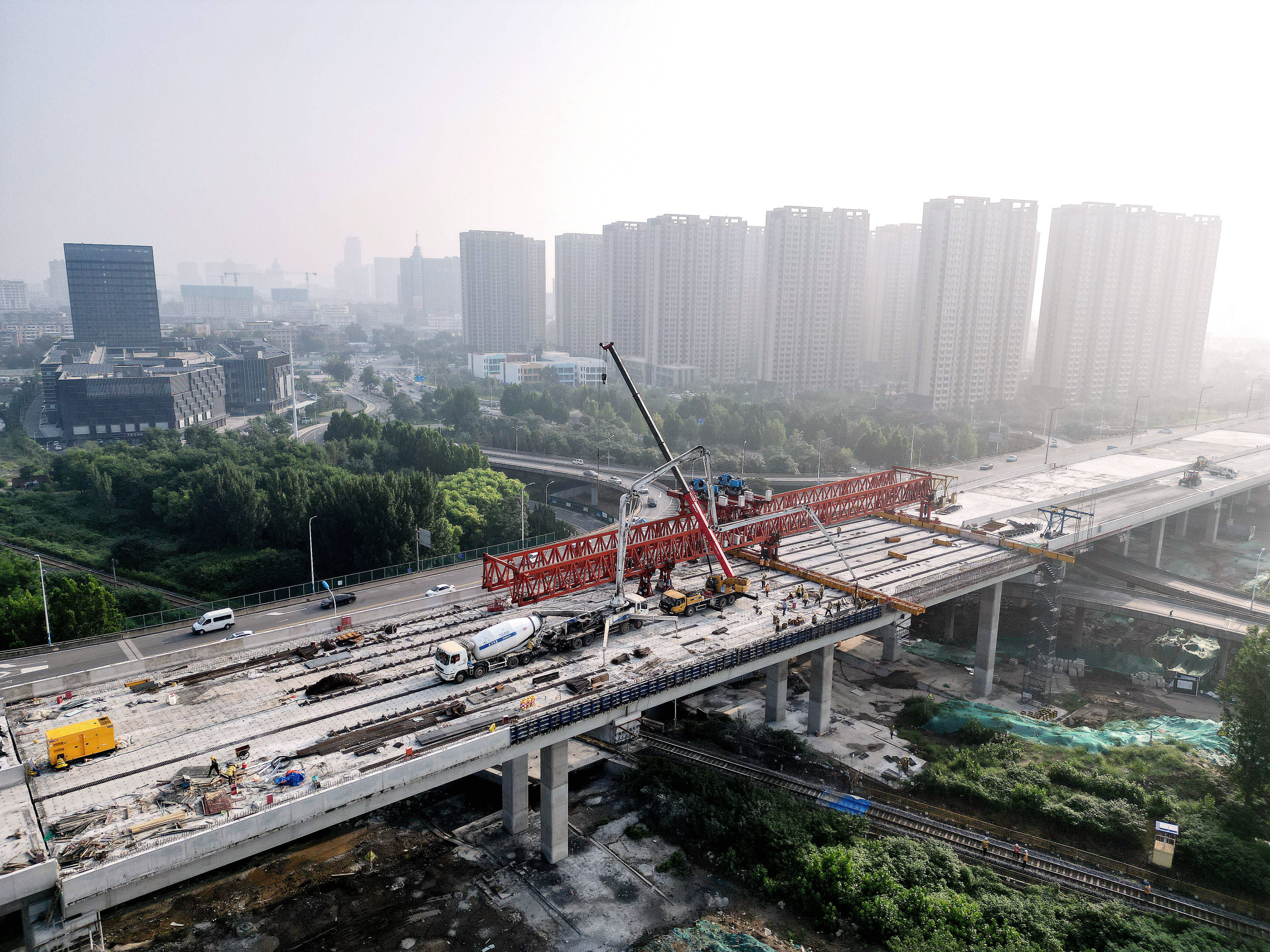 淄博快速路网昌国路上跨张博铁路立交桥工程箱梁架设完成