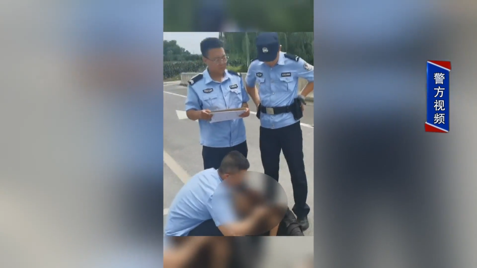 老人骑车不慎摔倒  巡逻民警及时救助