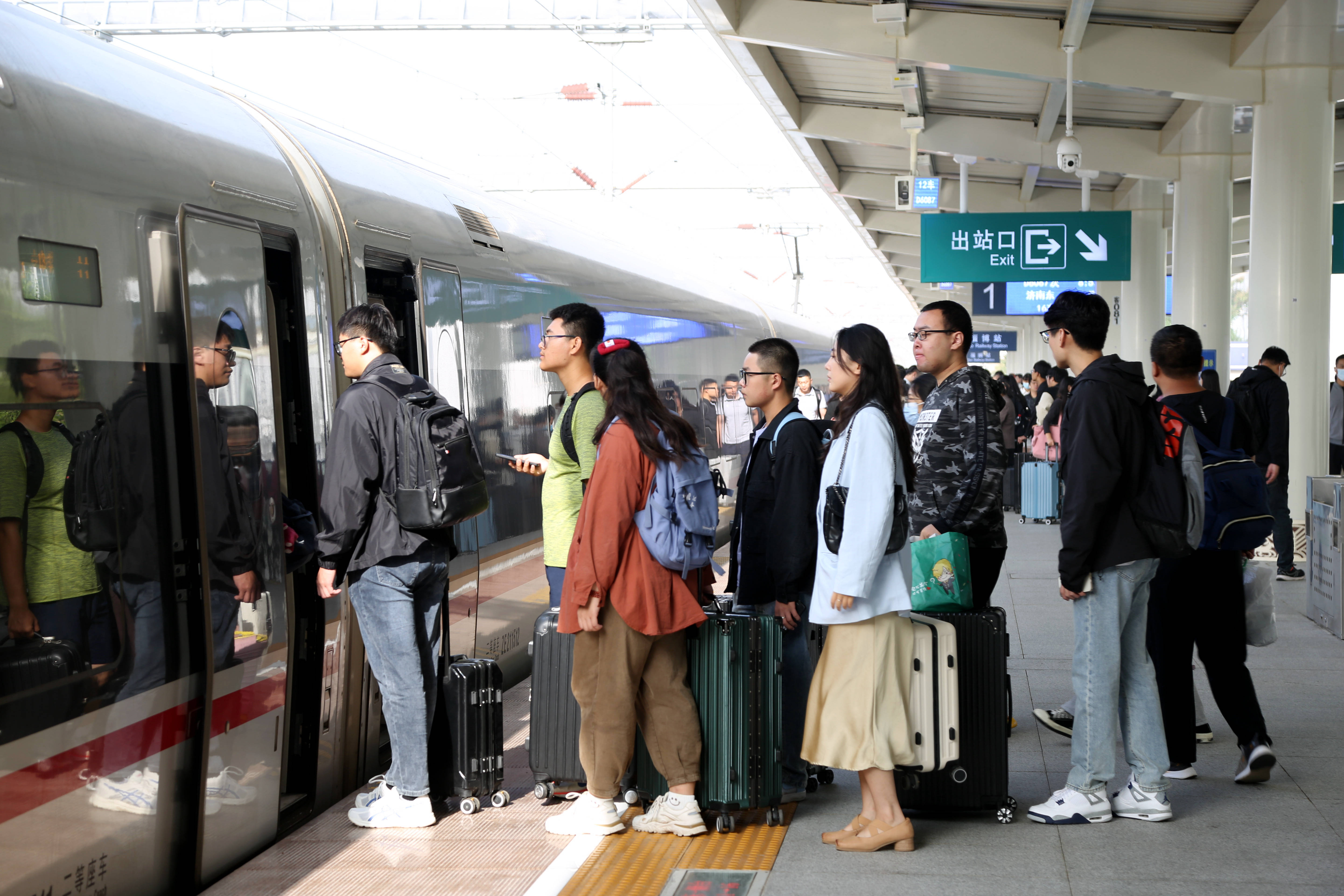 中秋国庆假期首日 淄博站迎来客流高峰