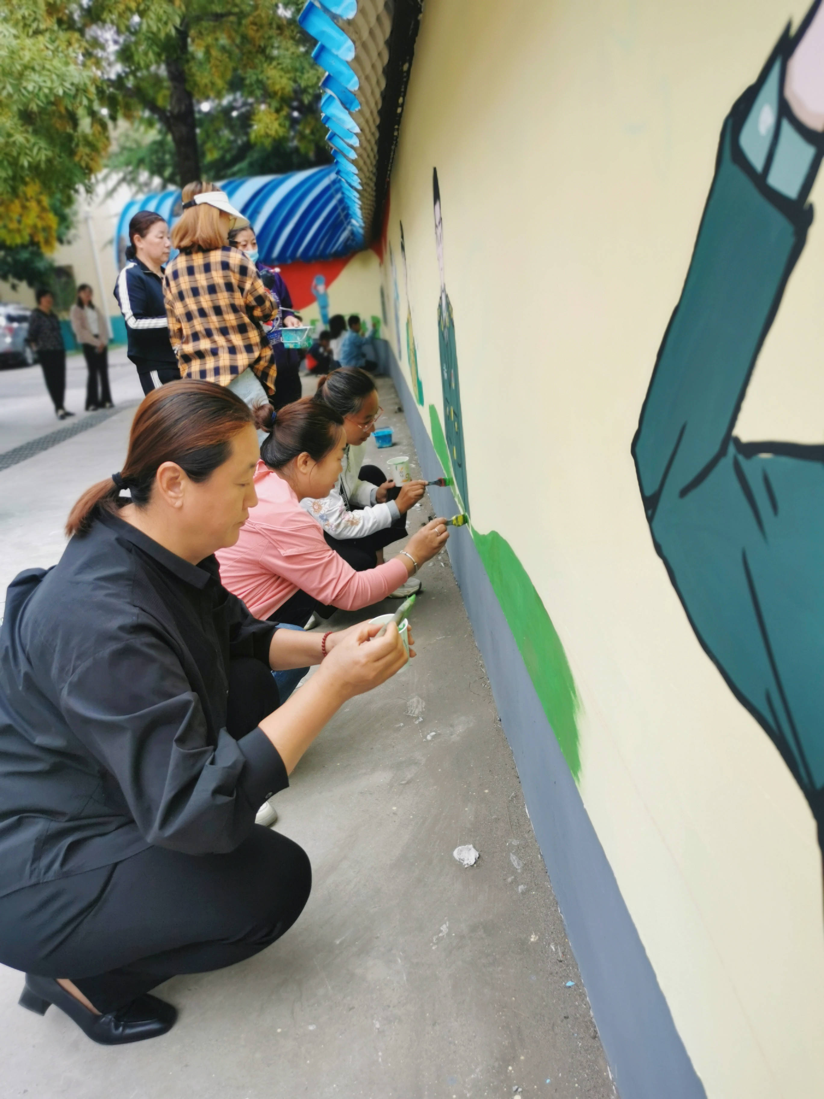 传承红色基因 弘扬爱国精神——临淄区闻韶街道相家社区开展爱国·强军主题墙绘活动