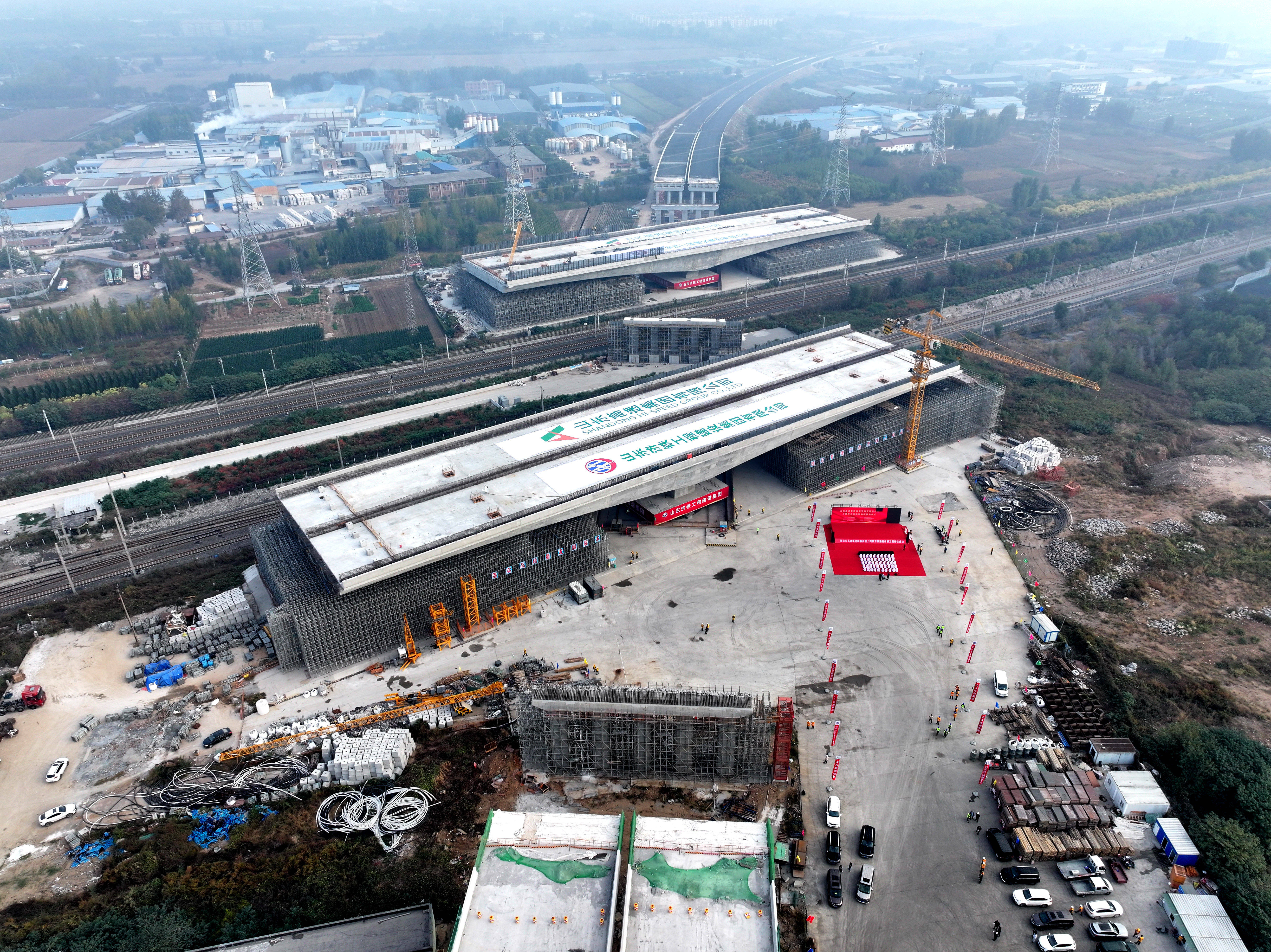 临淄至临沂高速公路上跨胶济铁路、胶济客专立交桥成功转体