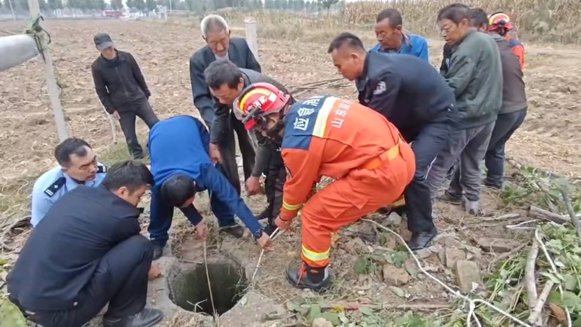 七旬老人坠入深井 公安消防合力救援