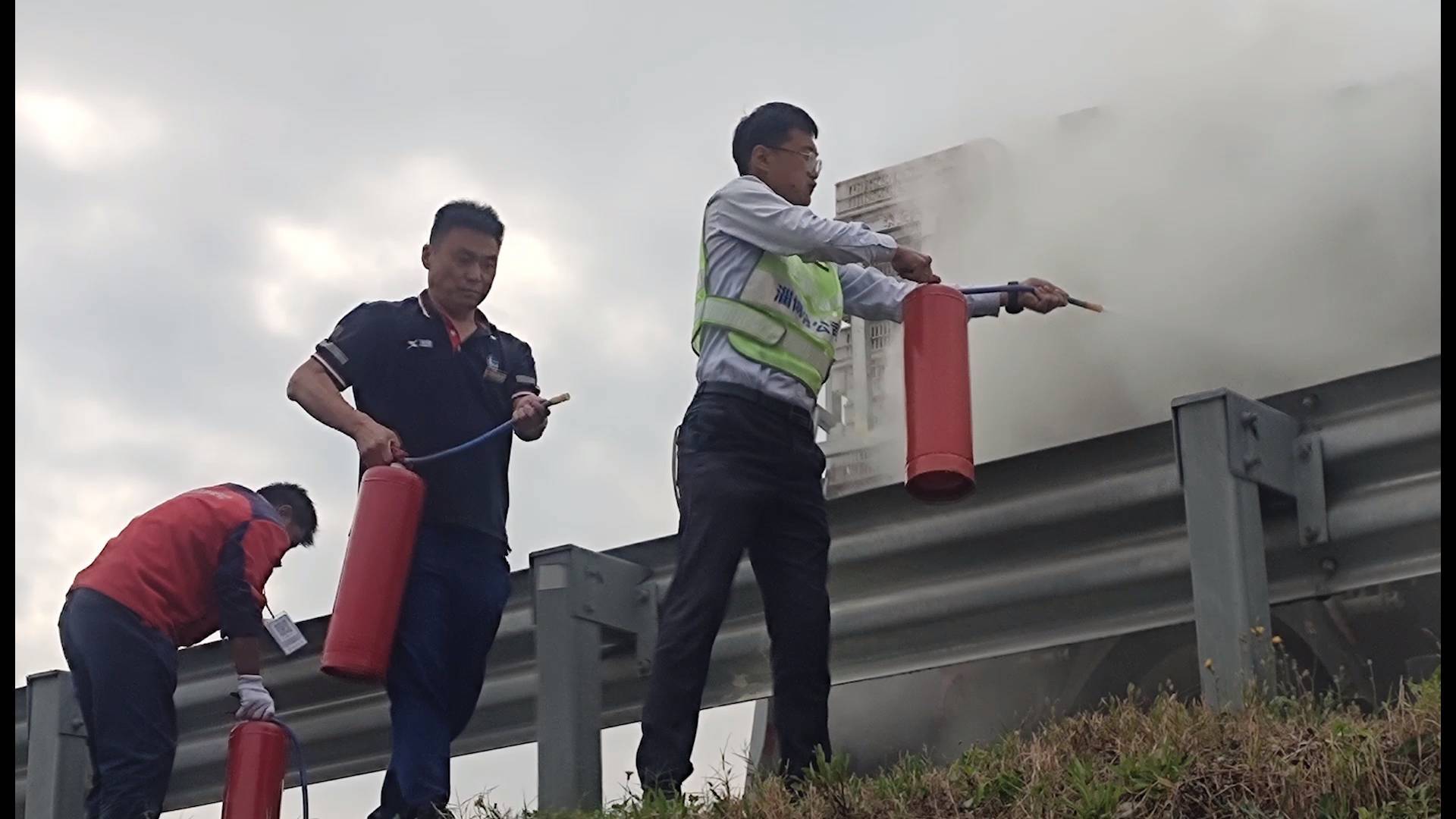 【第一现场】货车高速行驶中车厢突发火情 停车区工作人员协力灭火