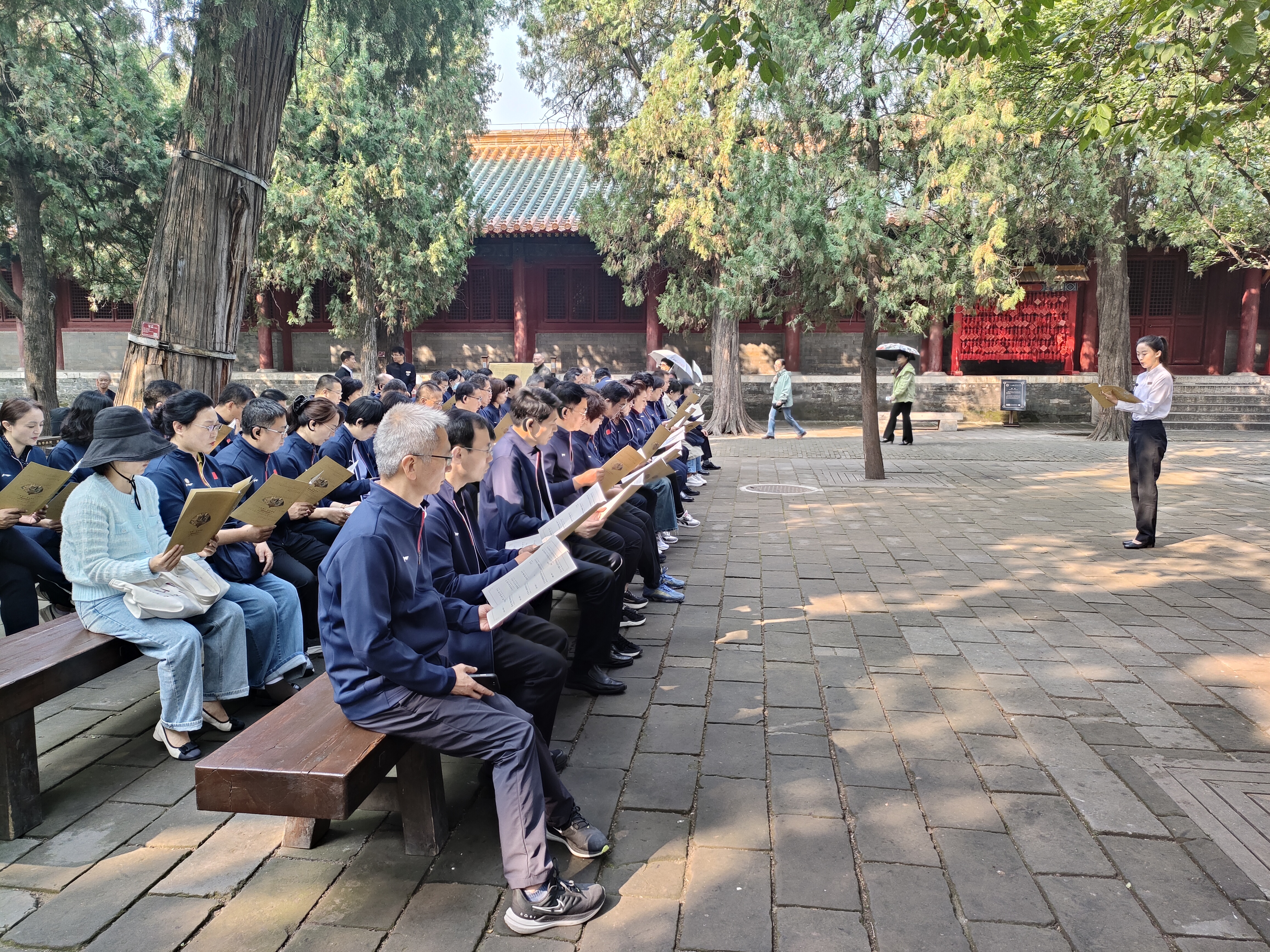 中国浦东干部学院中西部地区年轻干部培训班学员在济宁政德教育干部学院现场教学点接受政德教育。□记者 吕光社 通讯员 张文 报道