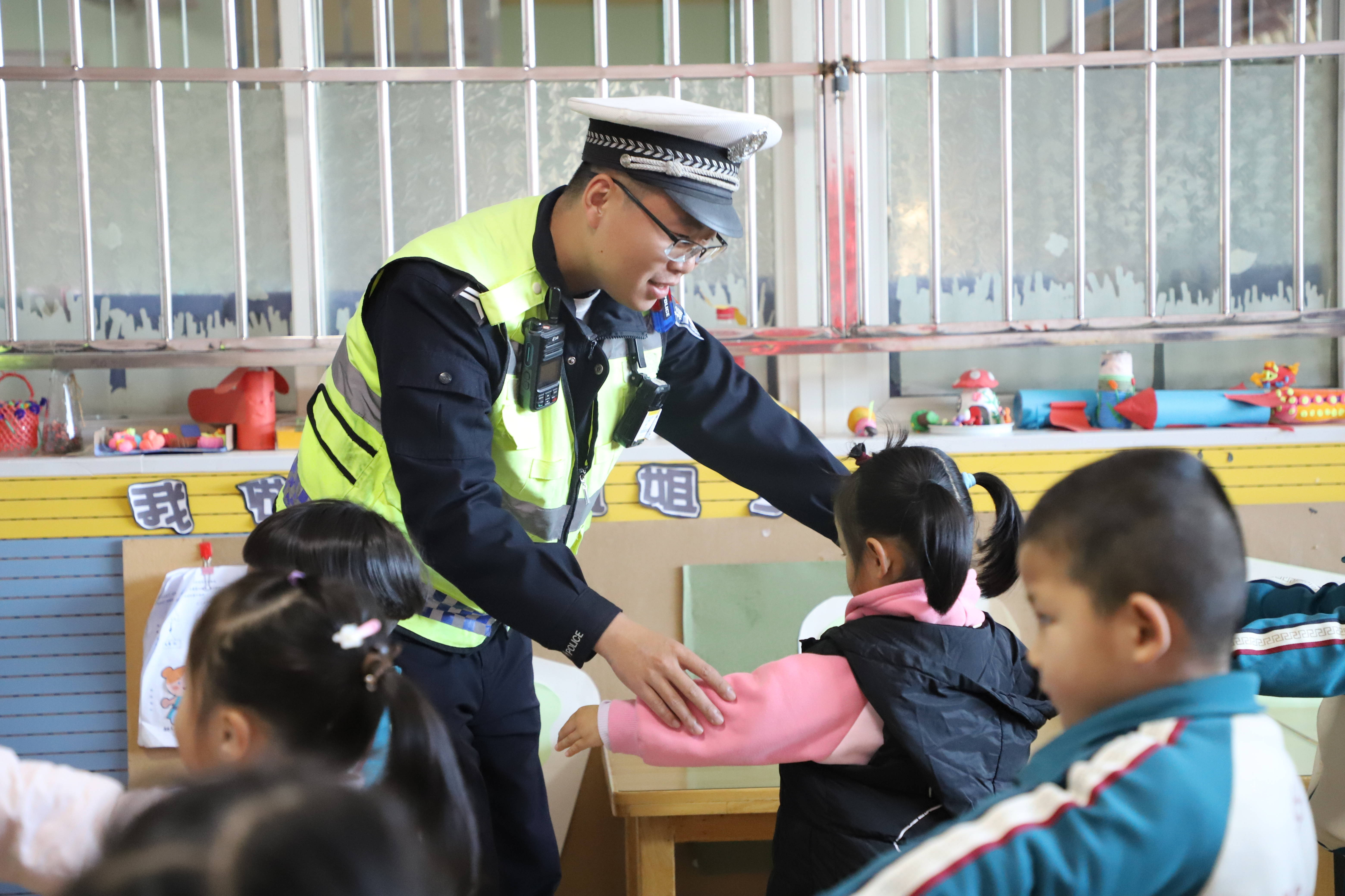 “幼”见交警 安全“童”行

博山交警走进幼儿园开展交通安全宣传活动