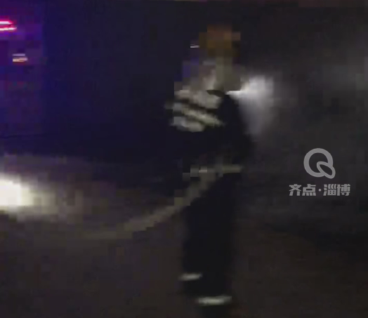 民警深夜巡逻发现杂草堆着火，从路边荒院向道路蔓延，一边灭火一边请求消防支援