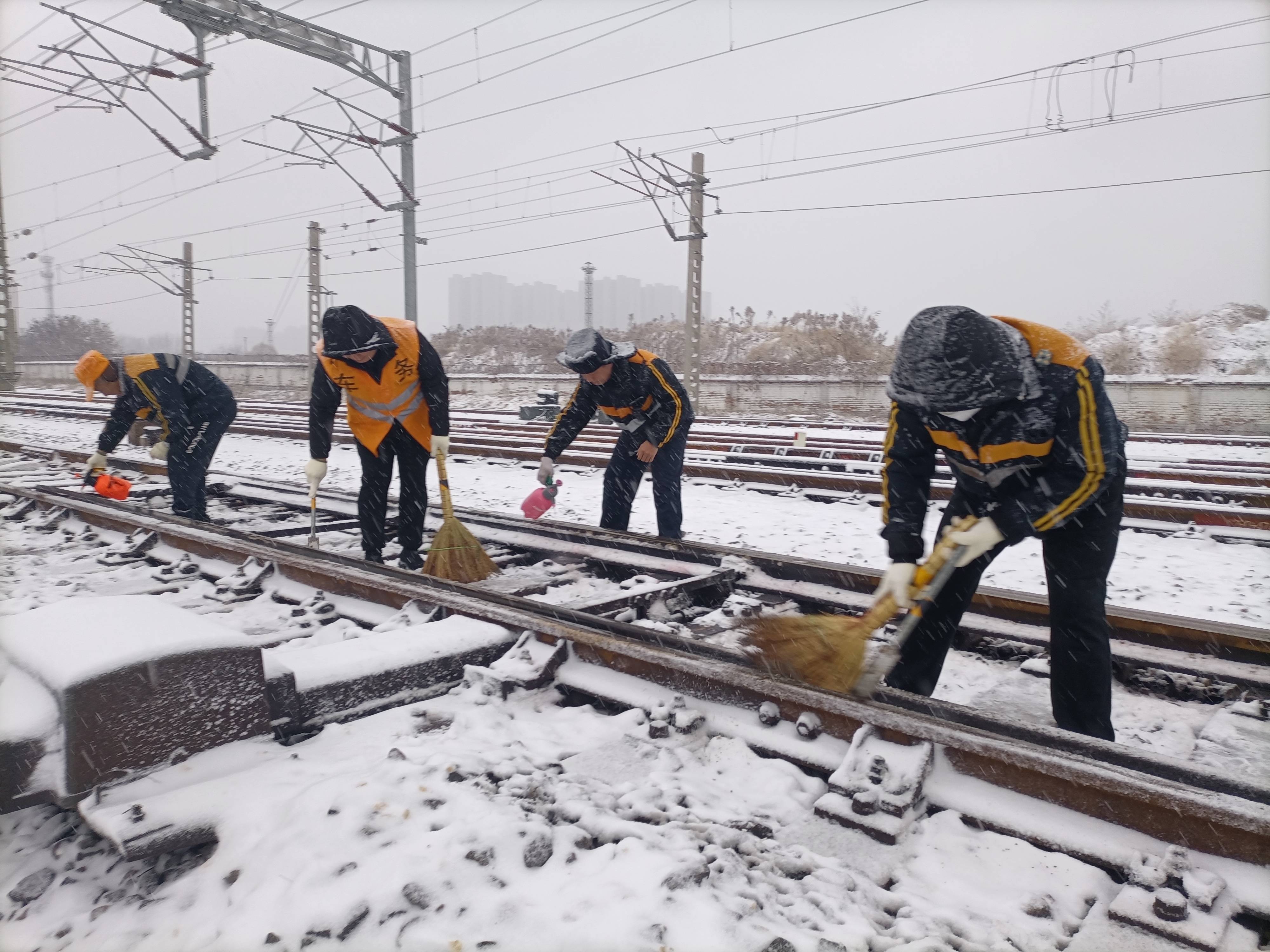 组图丨淄博车务段清扫各咽喉道岔区积雪 确保旅客出行安全