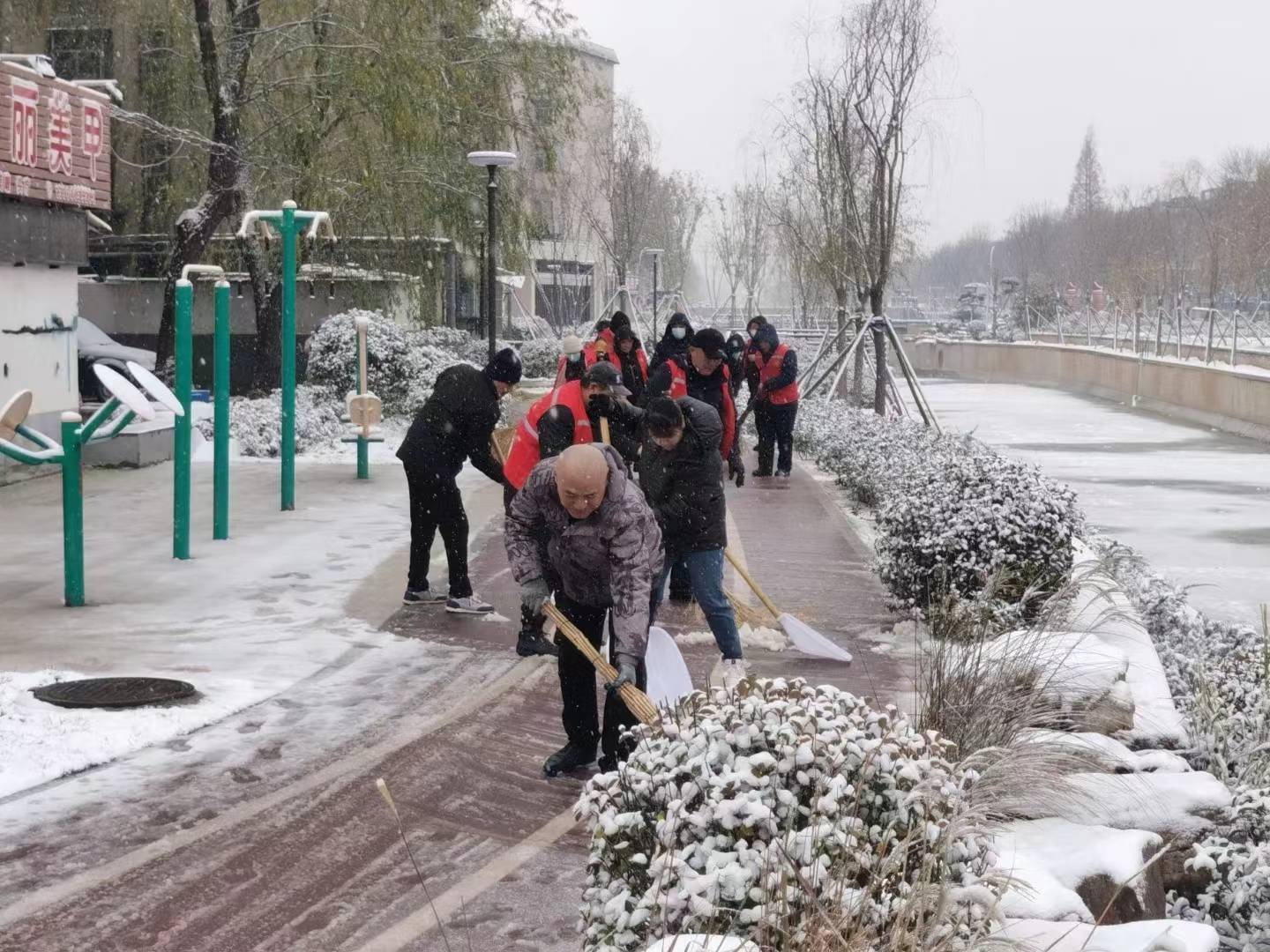 组图丨社区志愿者积极行动 为居民清扫积雪