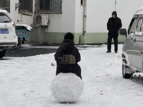 【视频】小孩哥一个人坐在巨大雪球上，网友：这是雪球吗 这是他的王座