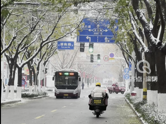 【视频】雪后的市府东一街上有他们热火朝天的身影，“这就是我们的正常工作 让大家能安全通行”